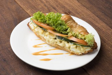 kruvasan ve çırpılmış yumurta sandviç