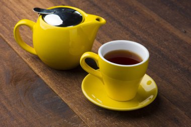 ahşap masa üzerinde çay çaydanlık bardak