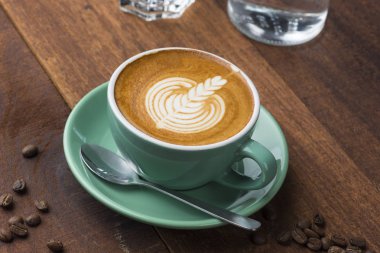 tahta arka plan ile Latte Kahve sanat