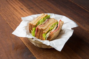 Jambonlu sandviç tahta arka plan ile