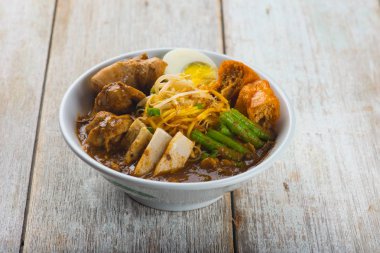 Malezya curry noodle tahta arka plan ile