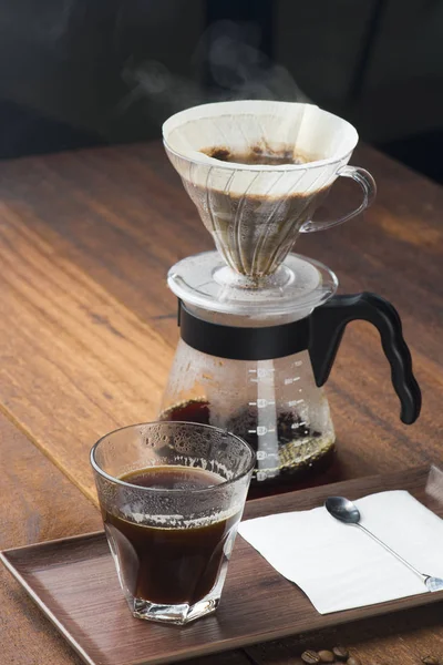 Koffie Druppelen Proces Houten Achtergrond — Stockfoto