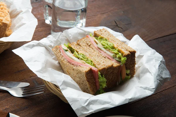 Broodje Ham Met Houten Achtergrond — Stockfoto