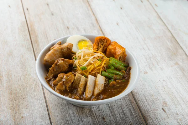 Fideos Curry Malaysia Con Fondo Madera —  Fotos de Stock