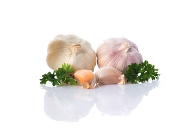 Beyaz arkaplanda çiğ sarımsak