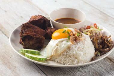 Malezya kızarmış tavuk pilav hamsi ve yumurta ile