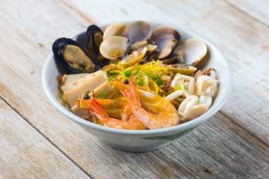 çorba deniz ürünleri şehriye temizleyin