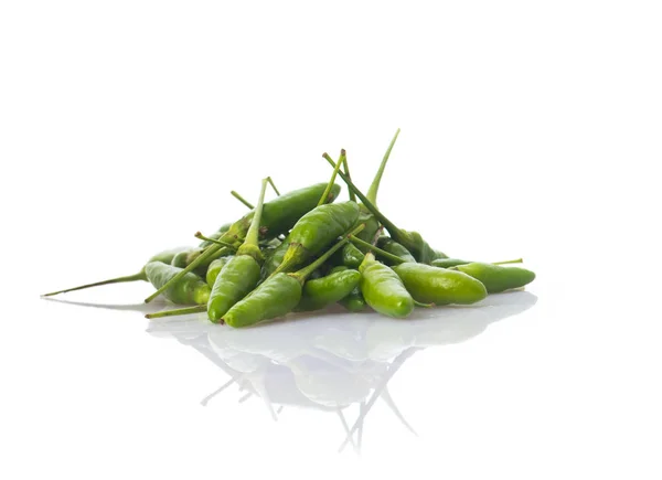 Chiles Verdes Pequeños Aislados Sobre Fondo Blanco — Foto de Stock