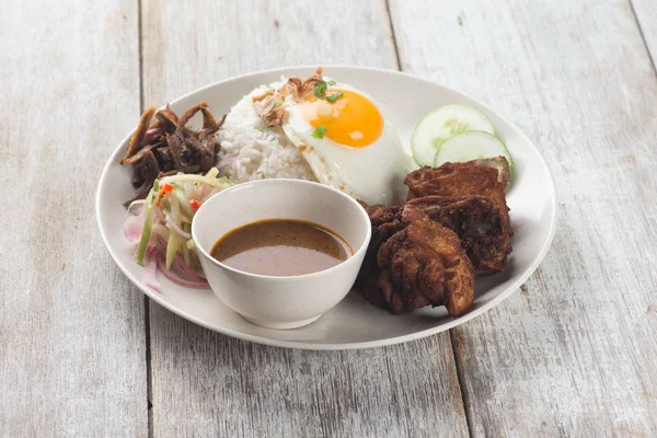 Малайський Смажений Курячий Рис Анчоусами Яйцем — стокове фото