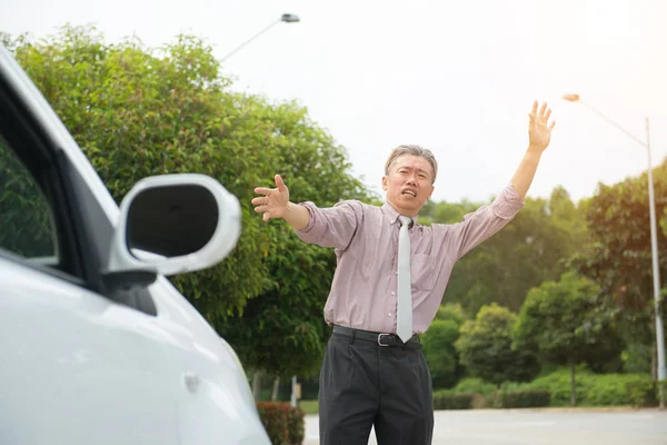 Asiático Senior Macho Conducir Con Roto Coche — Foto de Stock