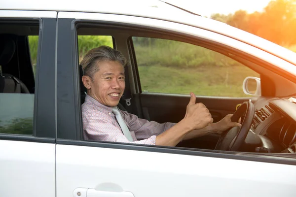 Asiático Senior Macho Conducir Con Los Pulgares Arriba — Foto de Stock