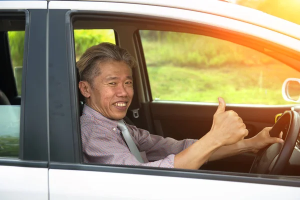 Azjatycka Starszy Mężczyzna Jazdy Kciuk Górę — Zdjęcie stockowe