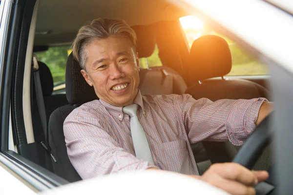 Asiático Senior Macho Conducción — Foto de Stock