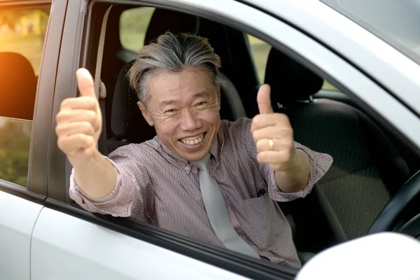 Asiatiska Senior Man Kör Med Tummen Upp — Stockfoto