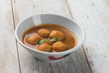 Kase balık topu köri ahşap yüzey, popüler Asya gıda dolu