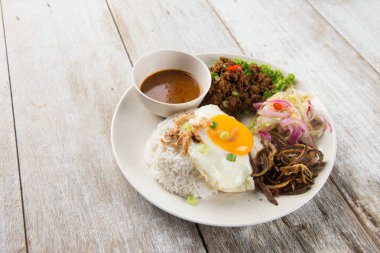 Beyaz tabak dolusu kıyma pirinç eski ahşap tablo