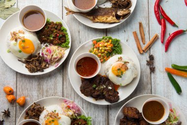 Tablonun çeşitli Malezya pirinç ve yemekleri dolu Üstten Görünüm