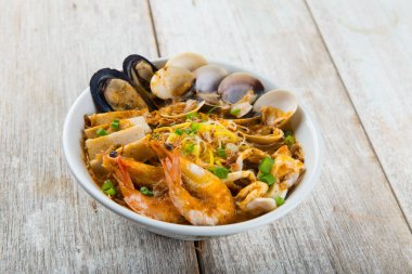 Eski ahşap yüzeyde Malezya deniz ürünleri curry noodle Görünümü Kapat