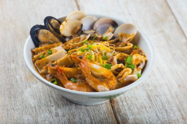 Eski ahşap yüzeyde Malezya deniz ürünleri curry noodle Görünümü Kapat