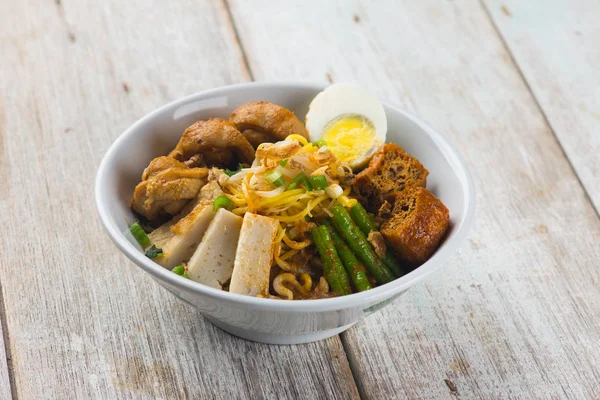 Fideos Curry Malayo Tazón Blanco Sobre Una Vieja Mesa Madera —  Fotos de Stock