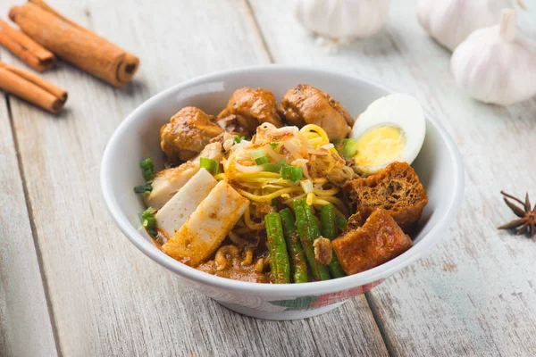 Bowl Curry Noodle Ingredient Wooden Table — Stock Photo, Image