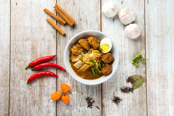 Ovanifrån Curry Noodle Med Ingrediens Runt Skål Träytan — Stockfoto