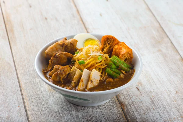 Malaysian Curry Noodle Misce Biały Starym Drewnianym Stole — Zdjęcie stockowe