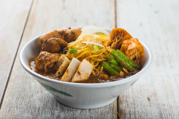 Malaysian Curry Noodle Misce Biały Starym Drewnianym Stole — Zdjęcie stockowe