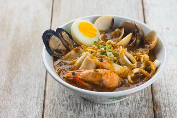 Zamknij Widok Malezji Seafood Noodle Curry Starych Powierzchni Drewnianych — Zdjęcie stockowe