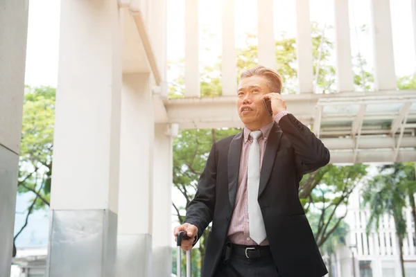 Lachende Senior Aziatische Zakenman Praten Smartphone Buurt Van Kantoorgebouw — Stockfoto