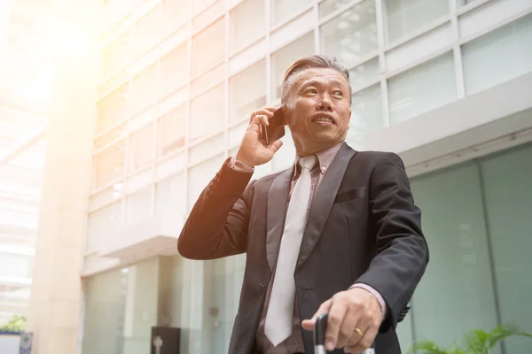 Smiling Senior Asian Businessman Talking Smartphone Office Building — Stock Photo, Image