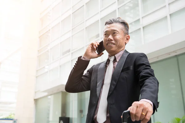Lächelnder Älterer Asiatischer Geschäftsmann Spricht Auf Smartphone Der Nähe Von — Stockfoto