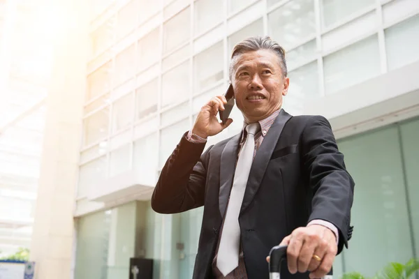 Smiling Senior Asian Businessman Talking Smartphone Office Building — Stock Photo, Image