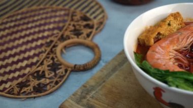 Erişteli, sebzeli ve gri karidesli çorba.