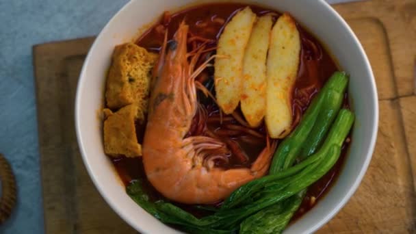 Plan Rapproché Soupe Aux Nouilles Légumes Aux Crevettes Grises — Video