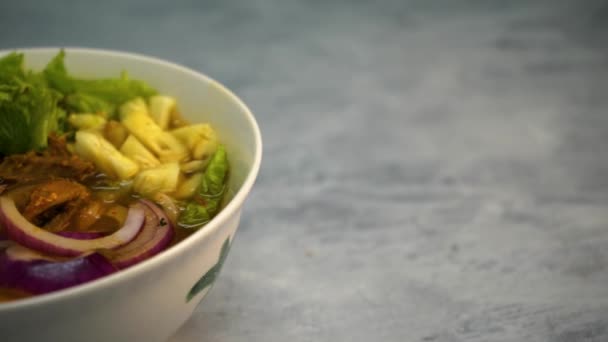 Primer Plano Sopa Con Fideos Verduras Gris — Vídeos de Stock