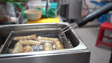 Şefin kızartılmış ekmekleri hazırlarken çekilmiş yakın çekim görüntüleri.