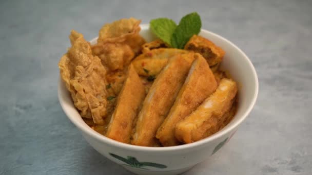 Close Tiro Nyoya Tofu Frito Com Amendoim Mesa Preta — Vídeo de Stock
