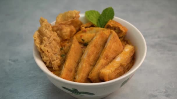 Primer Plano Tofu Frito Nyoya Con Cacahuetes Mesa Negra — Vídeos de Stock