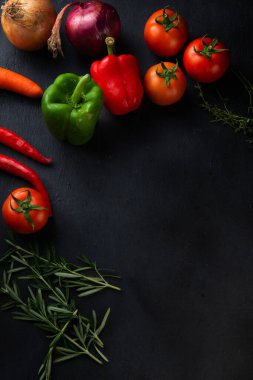  Koyu kırsal arka planda sebze malzemeleri