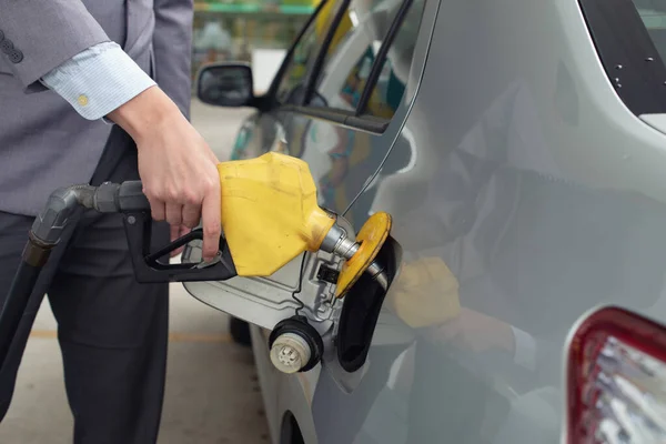 Zbliżenie Człowieka Pompującego Paliwo Benzynowe Samochodzie Stacji Benzynowej — Zdjęcie stockowe