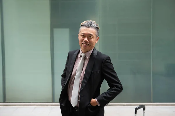 Asijské Senior Business Muž Kancelářským Zázemím — Stock fotografie