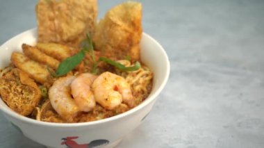 Erişteli, sebzeli ve gri karidesli çorba.