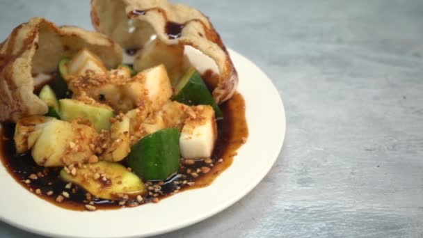 Nahaufnahme Von Köstlichem Thai Dessert Mit Aufgeschnittenem Apfel Und Sauce — Stockvideo