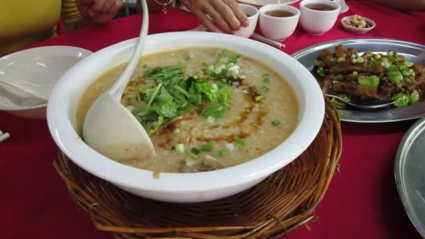 餐馆里碗里的泰国人汤的镜头 — 图库视频影像