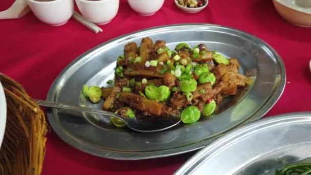 Πλάνα Από Διάφορα Νόστιμα Ταϊλανδέζικα Τρόφιμα Πιάτα Στο Εστιατόριο — Αρχείο Βίντεο