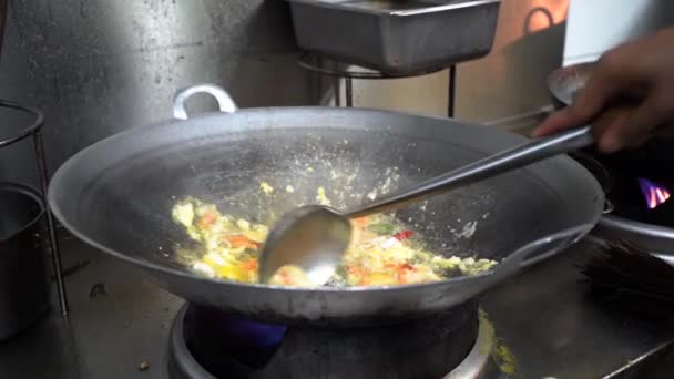 レストランのキッチンでタイ料理を作るシェフの映像 — ストック動画