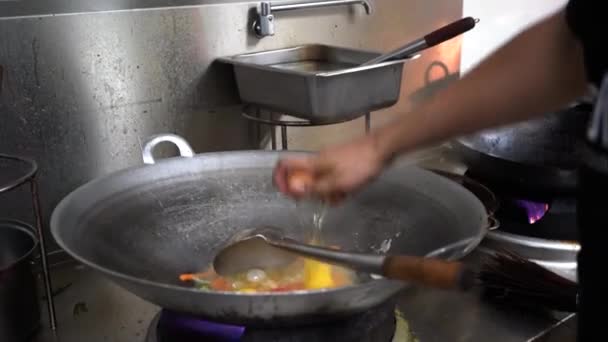 レストランのキッチンでタイ料理を作るシェフの映像 — ストック動画