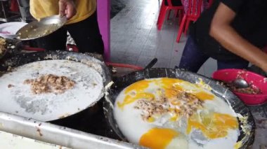 Şef 'in markette sokak yemeği hazırlarken çekilmiş yakın çekim görüntüleri.