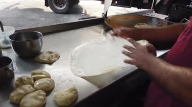 Şef 'in markette sokak yemeği hazırlarken çekilmiş yakın çekim görüntüleri.